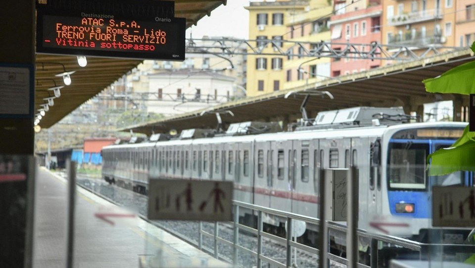 Legambiente, le 10 linee di treni più critiche per pendolari: in testa la Roma-Lido