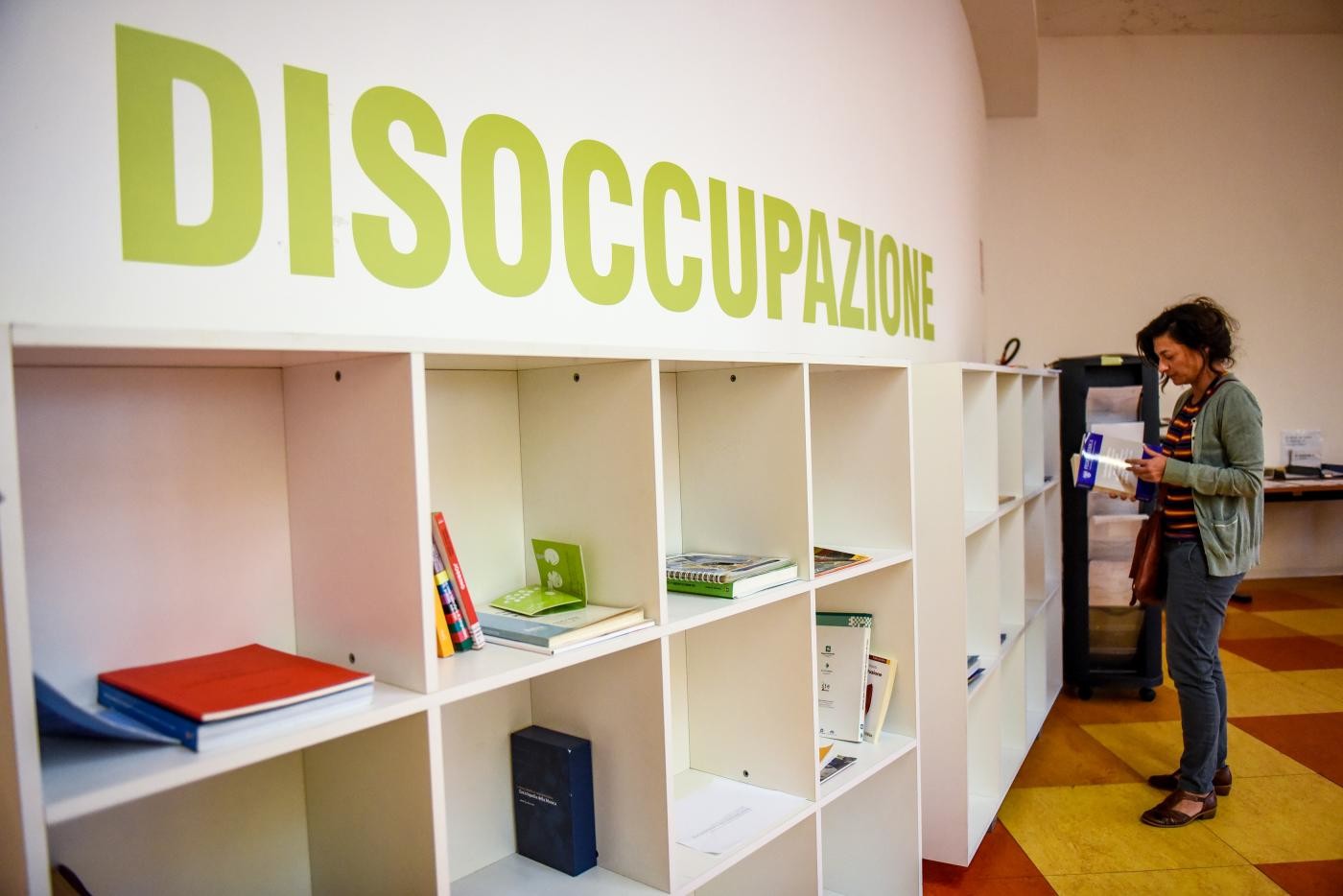 La disoccupazione scende al 10,2%. Calano (-52.000) gli occupati