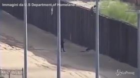 Frontiera Usa-Messico, il drammatico salto dal muro di due ragazzine