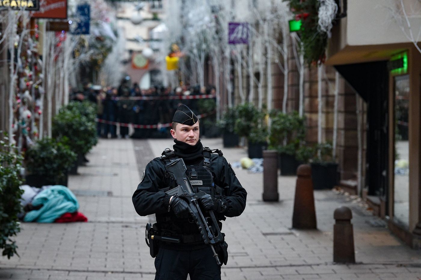 Attacco a Strasburgo, è caccia all’uomo. Il killer avrebbe urlato ‘Allah Akbar’. Quattro i fermati