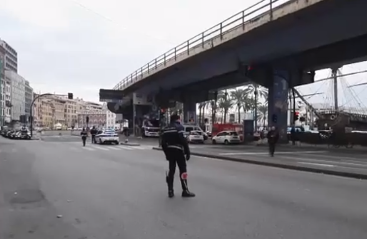 Falso allarme bomba in piazza Caricamento a Genova