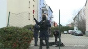 Strasburgo, le immagini del blitz della polizia a Neudorf