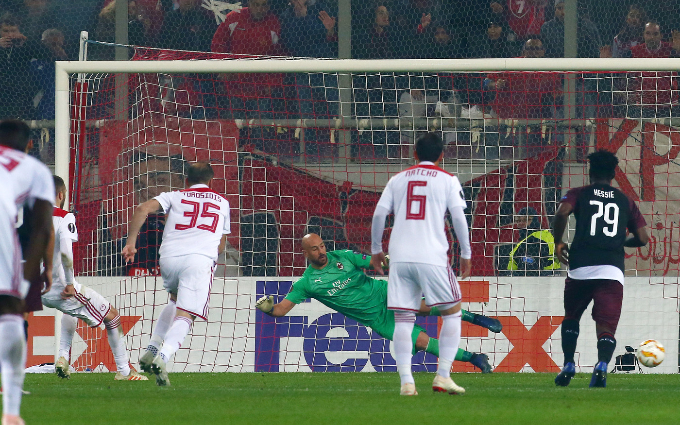 Europa League, notte da incubo per il Milan: l’Olympiacos vince 3-1 ed è agli ottavi