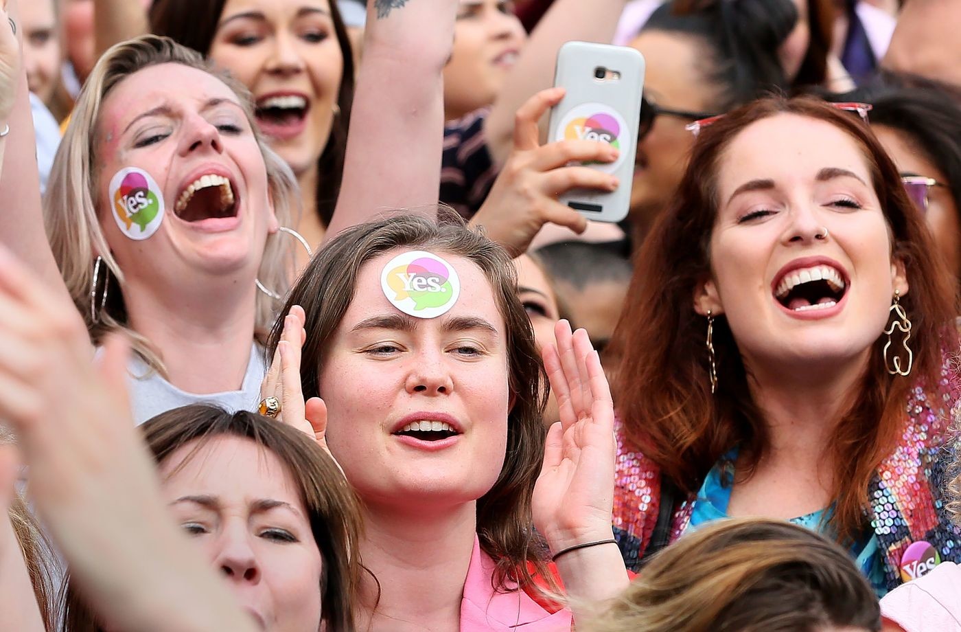 Irlanda, ok alla legge che legalizza l’aborto. Primo ministro: “Momento storico”