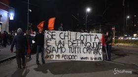 Milano, al Giambellino il corteo per il diritto alla casa: “Siamo tutti Robin Hood”