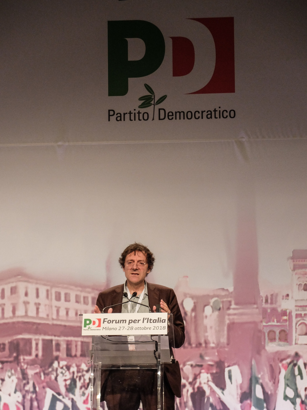 Pd, parte Congresso ma consensi calano. Prodi: “Non so se voterò alle primarie”