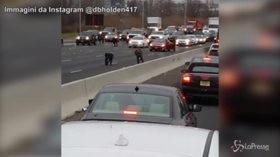 Un’auto perde banconote in autostrada: tra gli automobilisti scoppia il caos