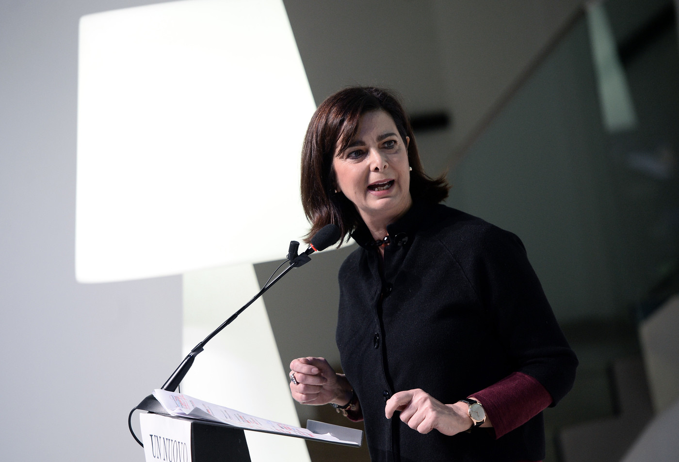 Boldrini aggredita in aereo con le parole di Salvini: “Prima gli italiani”