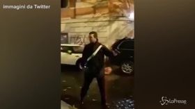 Insulti e bottigliate: la violenta aggressione al carabiniere dopo Lazio-Eintracht