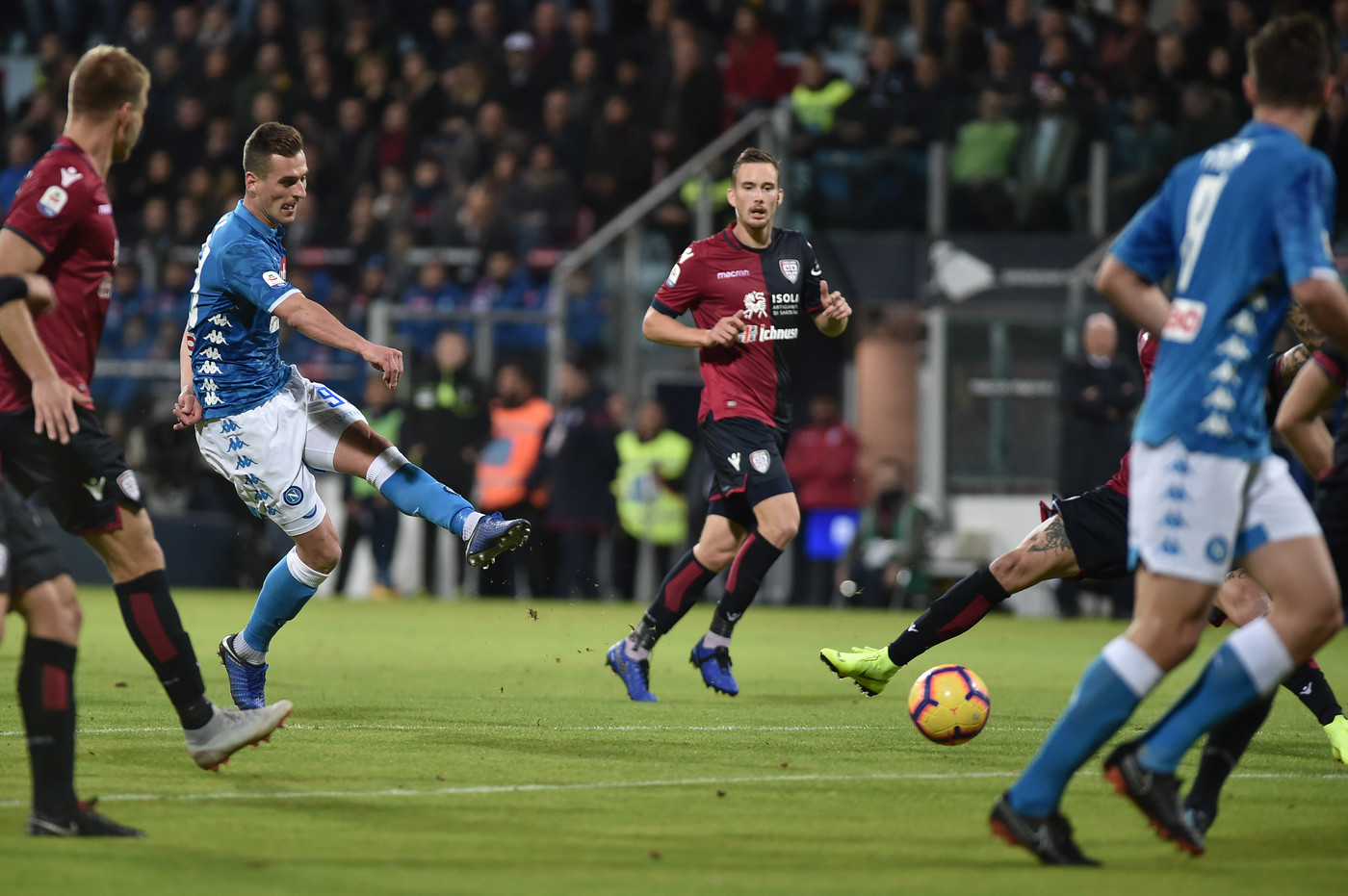Serie A, perla Milik e Napoli vola: Cagliari si arrende nel recupero