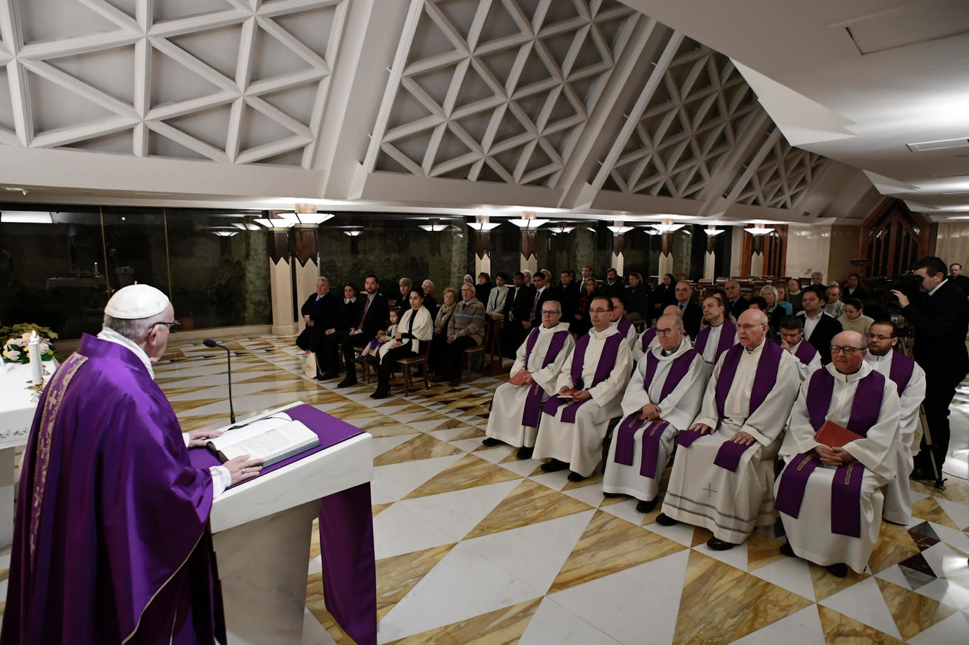 Migranti, condanna del Papa: “No ai politici che li accusano di tutti i mali”