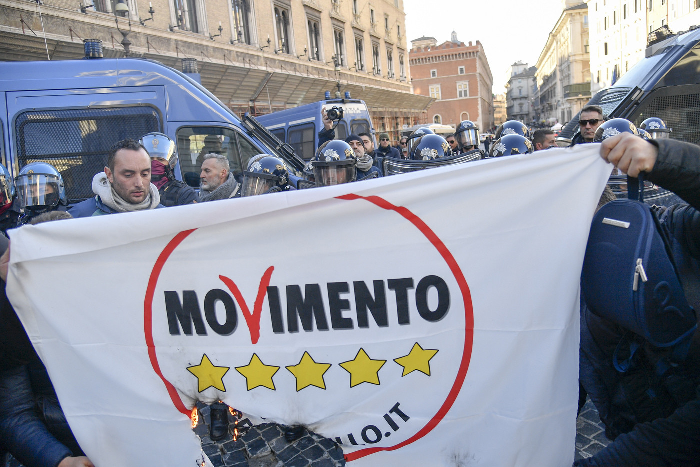 L’ira Ncc contro il governo: “Buffoni”. E bruciano bandiere M5s