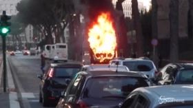 Roma, bus in fiamme vicino al Colosseo