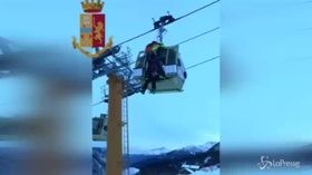Courmayeur, telecabina bloccata: le immagini del salvataggio degli 8 sciatori