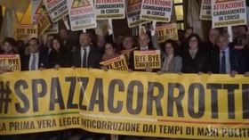 Anticorruzione è legge, i 5 stelle festeggiano in piazza a Montecitorio