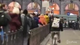 Taxi fermi a Roma, lunghe code alla stazione Termini