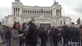 Roma, protesta dei bus turistici: bruciata bandiera del M5s