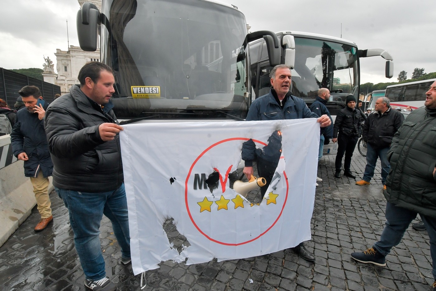 Roma, è il giorno della protesta dei bus turistici: traffico in tilt, bruciata bandiera M5s