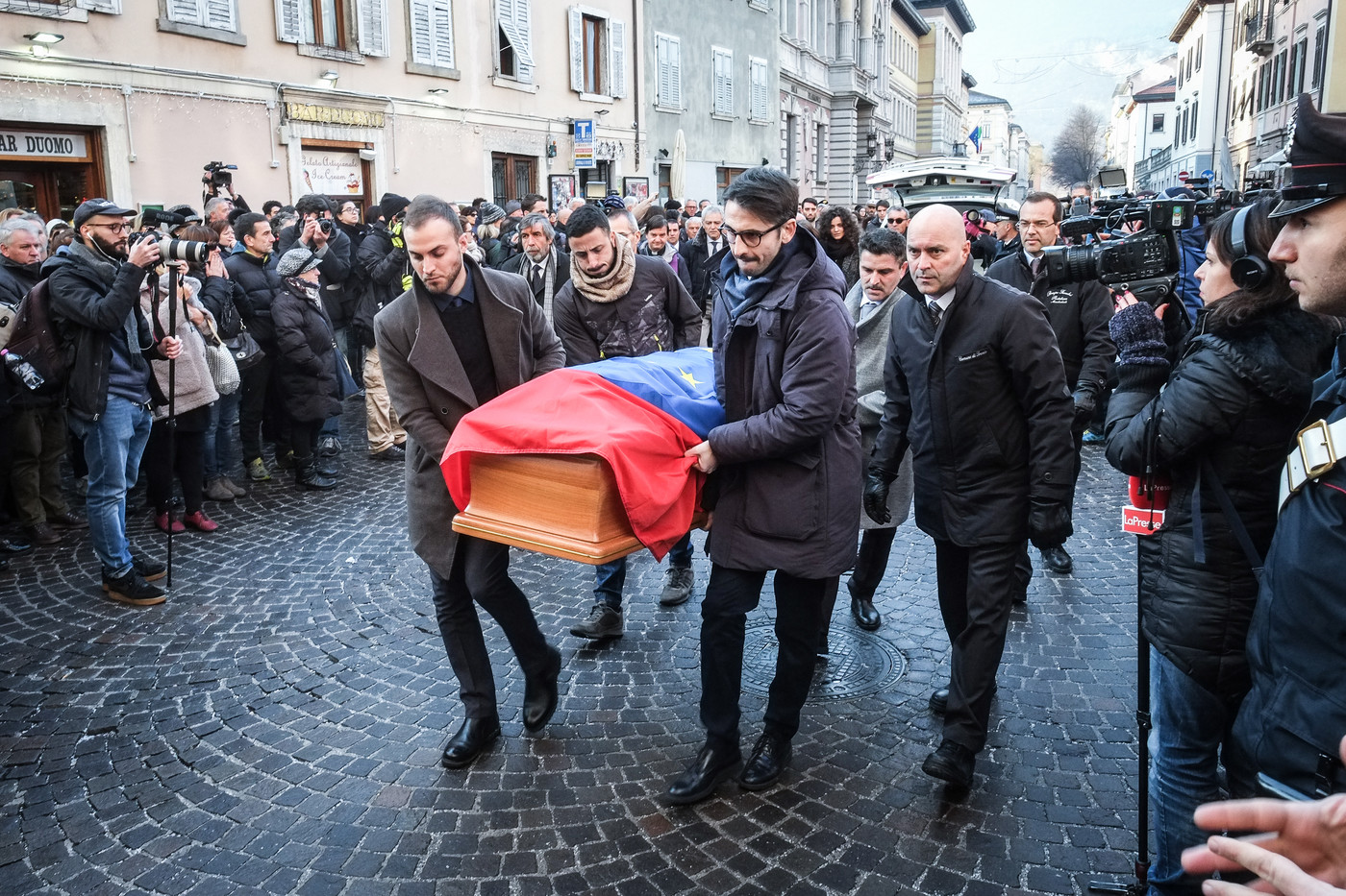 L’ultimo saluto ad Antonio Megalizzi: i funerali a Trento. L’arcivescovo: “Sognava un’Europa senza confini né pregiudizi”