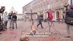 M5s, tutte le volte che il simbolo è stato bruciato in piazza
