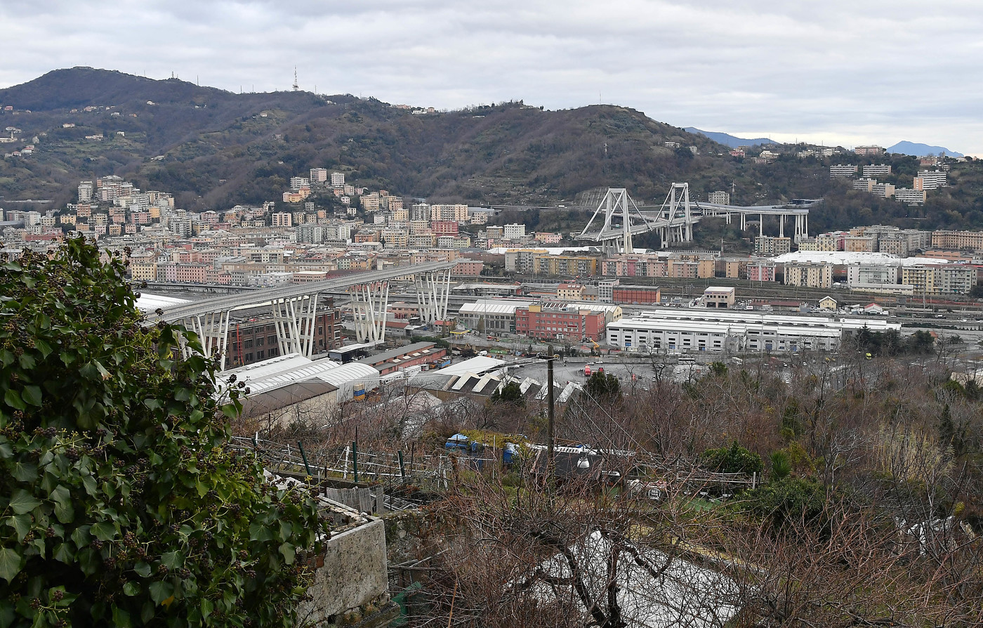 Genova, via alle demolizioni sotto il Ponte Morandi