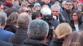 Funerali Megalizzi, il lungo abbraccio di Mattarella ai genitori di Antonio
