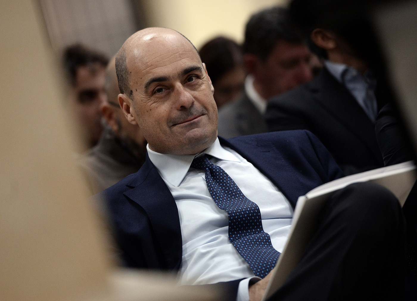 Pd, Zingaretti chiude al passato: “Utile, ma non torna”. Calenda, mano tesa a Renzi