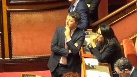 Manovra, le smorfie di Renzi durante il discorso di Bagnai