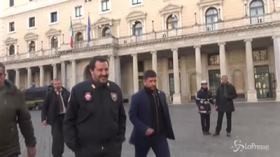 Salvini scherza: “Il maxiemendamento ce l’ho in tasta ma non ve lo faccio vedere”