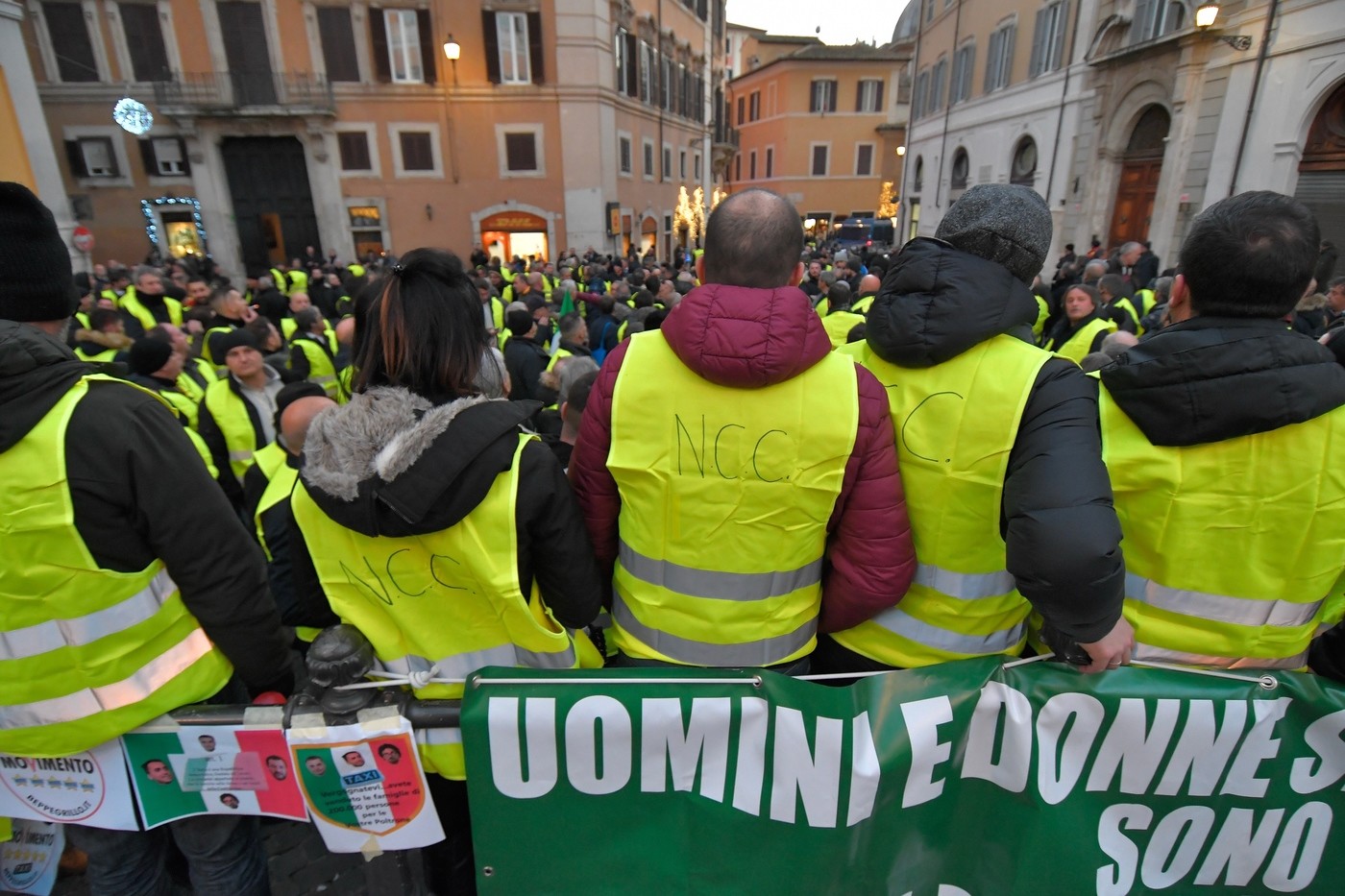 I ‘gillet gialli’ arrivano anche in Italia: la protesta a Roma degli Ncc contro il governo