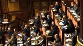 Slitta il voto di fiducia, caos al Senato: l’opposizione grida “Buffoni”