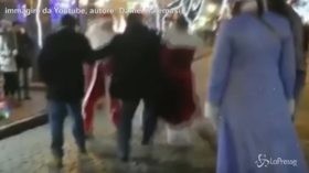 Rissa tra Babbi Natale per la foto coi bimbi: “Questo posto è mio”. Ma l’altro è un maestro di arti marziali