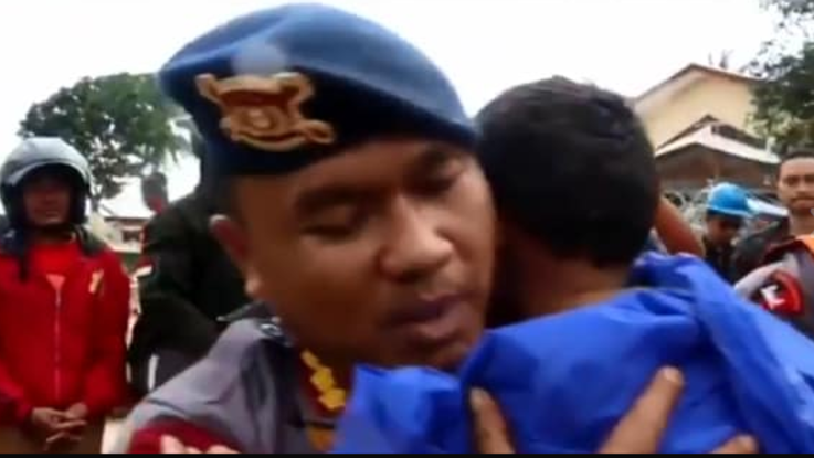Indonesia, bimbo estratto vivo dopo 12 ore | Video