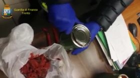 Trento, ovuli di cocaina nella salsa di pomodoro