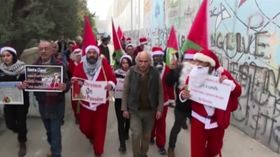 Betlemme, palestinesi in protesta vestiti da Babbo Natale