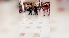 Florida, il controllo della polizia diventa un ballo natalizio