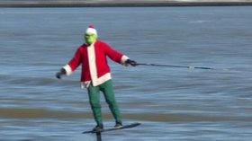Usa, Babbo Natale fa lo sci nautico