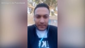 Tunisia, giovane reporter si dà fuoco: le ultime immagini prima della morte