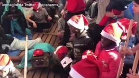 Open Arms, i migranti scartano i regali di Natale