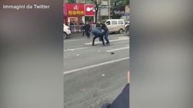 Cina, uomo dirotta un bus e si schianta sulla folla: le immagini della cattura
