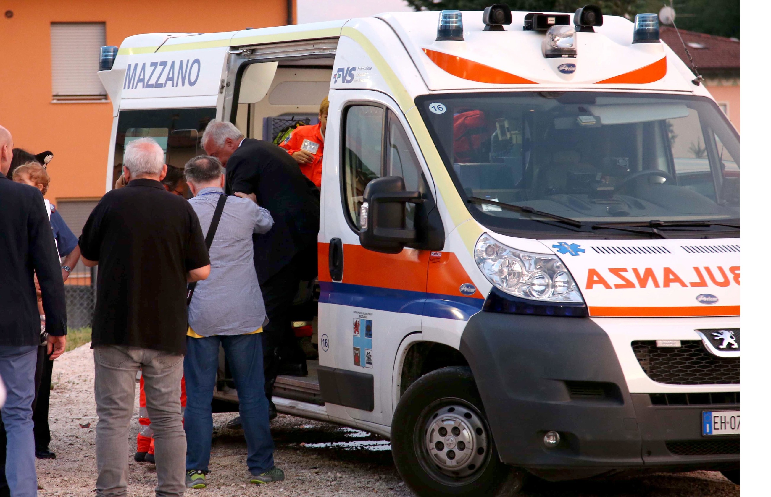 Ancona, migrante morto aggrappato sotto un tir: si cerca il mezzo