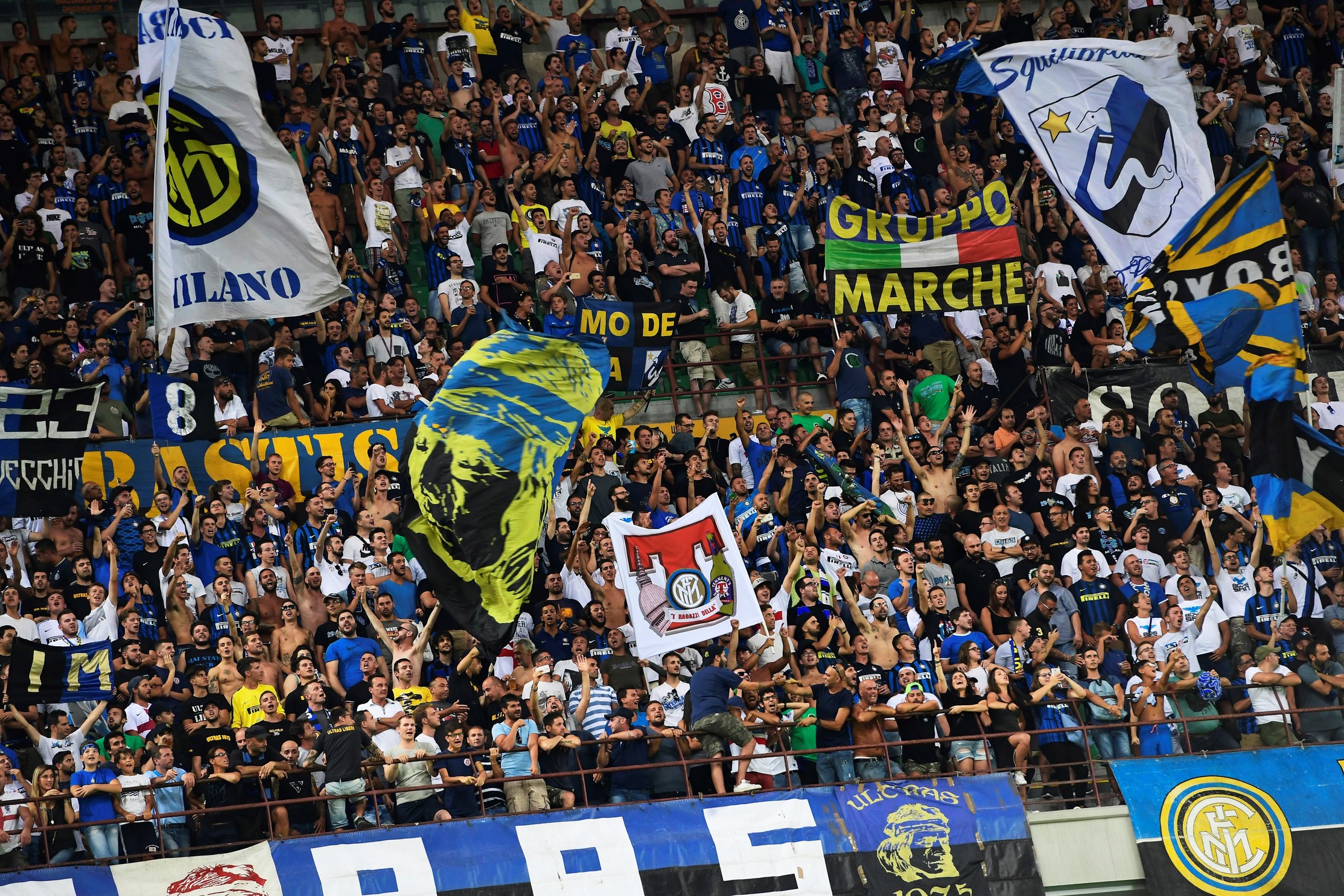 Morto tifoso dell’Inter negli scontri pre-partita contro il Napoli. Questore: “Trasferte vietate e chiusa curva nerazzurra”