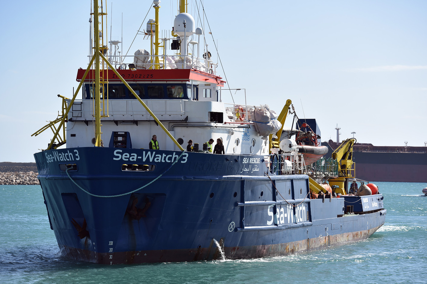 Migranti, Sea Watch verso la Libia per soccorrere gommone con 75 persone a bordo