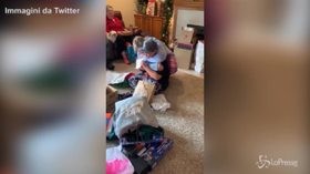 Adottato il giorno di Natale, la commovente reazione del bambino