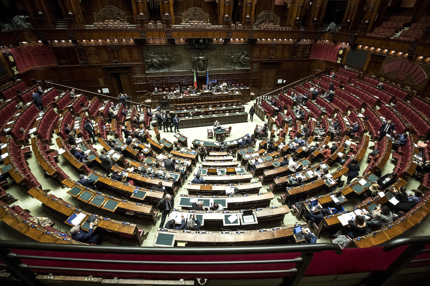 Manovra, Tria: “Raggiunto il miglior accordo possibile”. Bagarre in commissione. L’Ufficio del bilancio: “Nel 2019 aumenta la pressione fiscale”