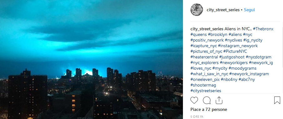 New York, il cielo diventa blu elettrico. E arriva l’ipotesi ‘alieni’
