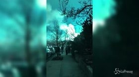 New York, esplosione nel Queens: il cielo si tinge di blu fosforescente