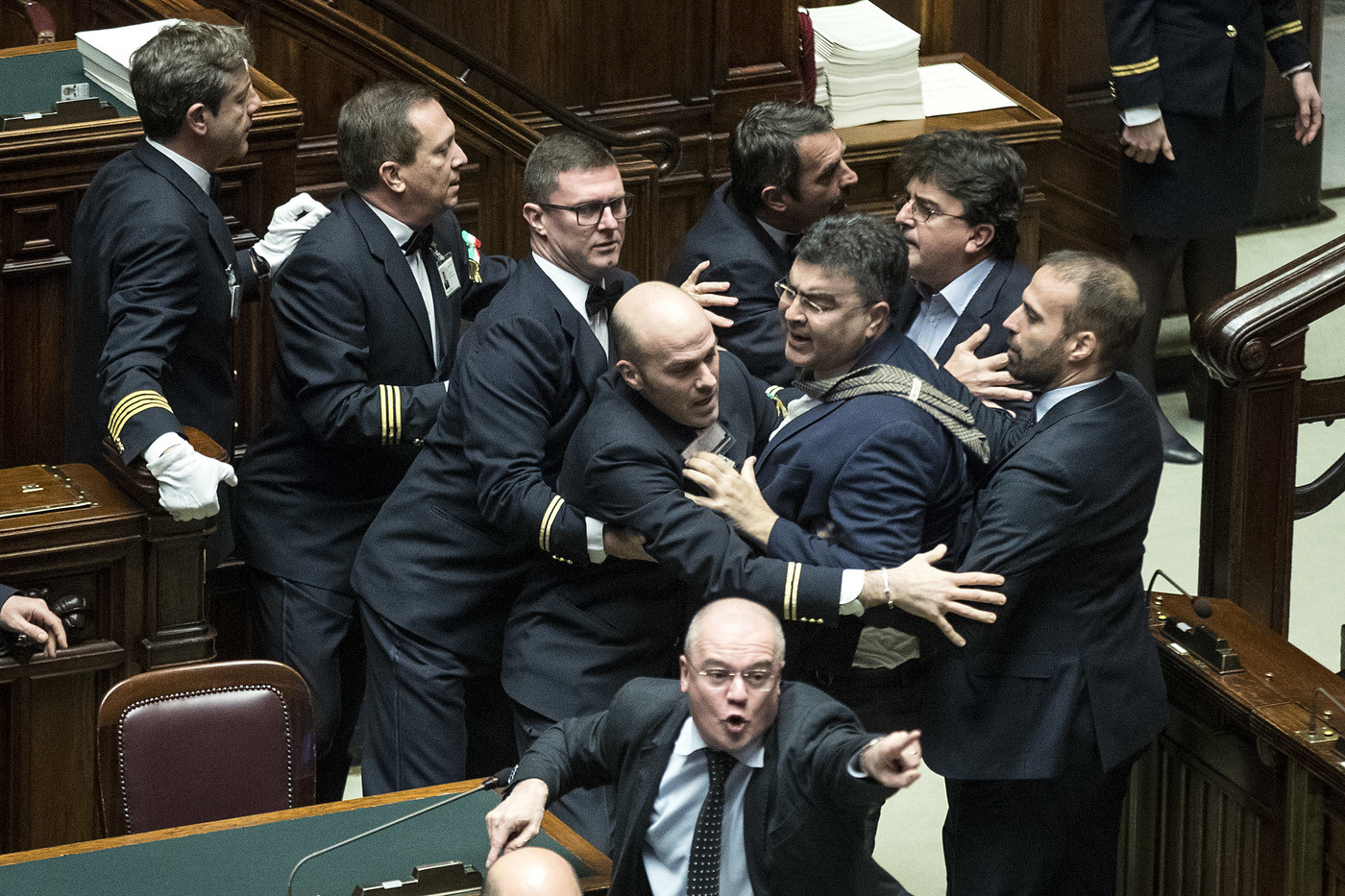 Manovra, il governo pone la fiducia. Scontro alla Camera, le opposizioni attaccano Fico. Il Pd ricorre alla Consulta