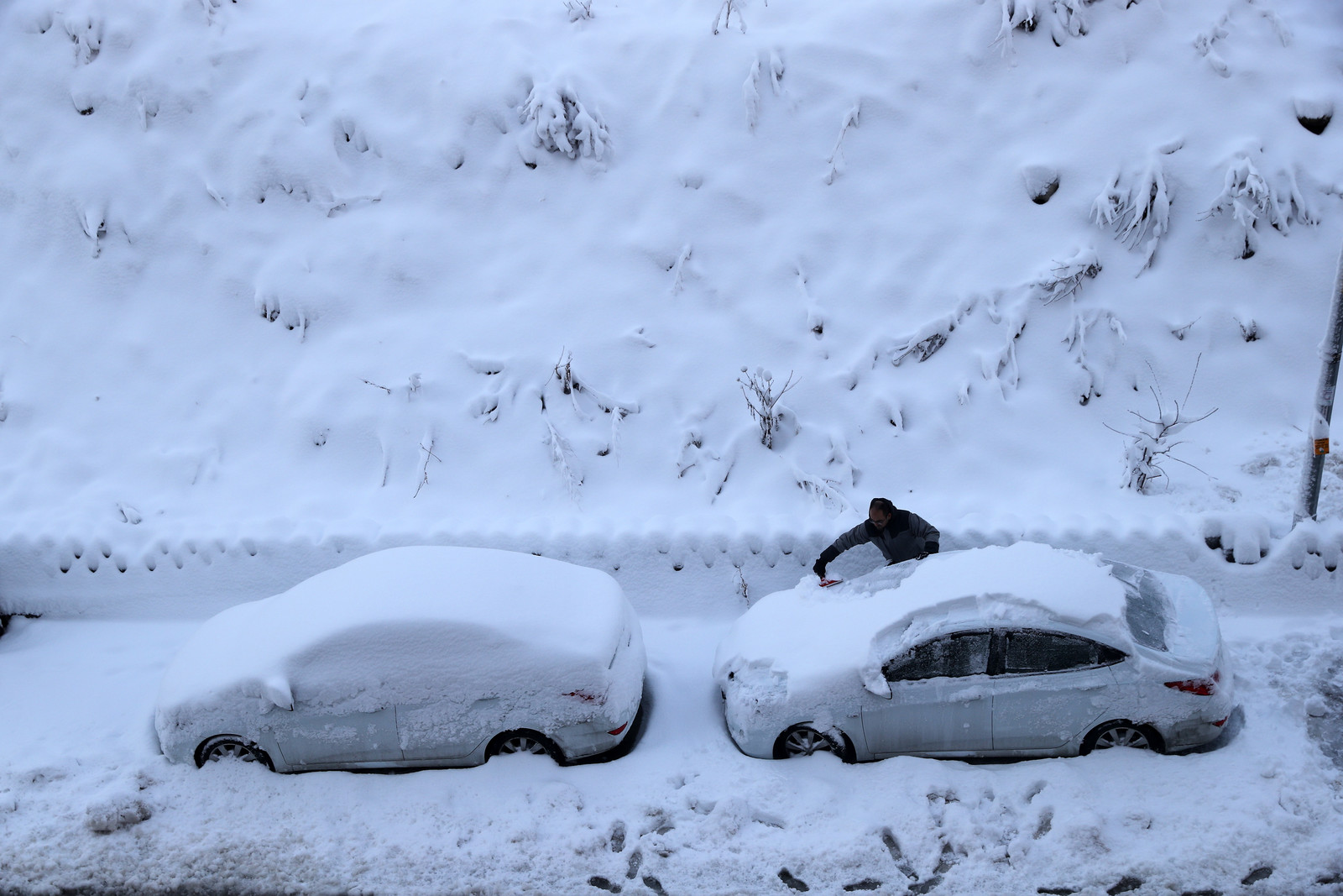 Bufere di neve e piogge negli Usa: migliaia di voli in ritardo, centinaia annullati