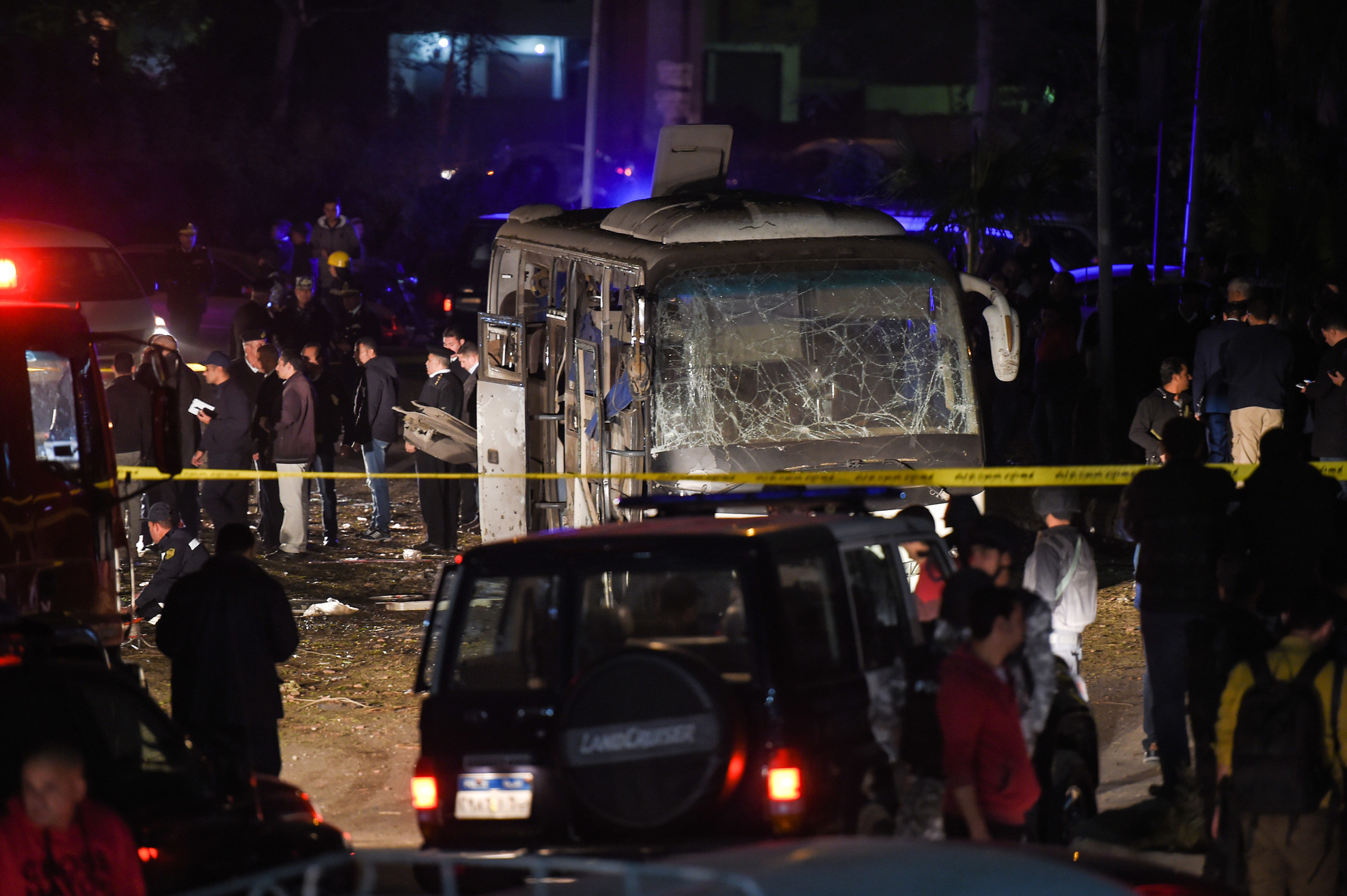 Egitto, ordigno colpisce un bus turistico vicino alle Piramidi: quattro morti